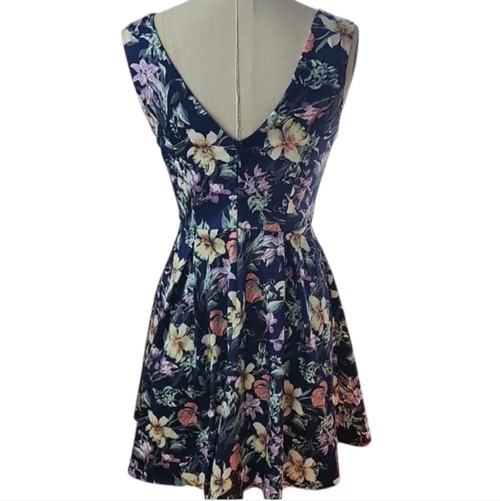Alythea Tropical Floral Deep V Dress In Navy And Pink, Structured With Pleats - Picture 2 of 7